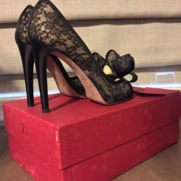Valentino, black lace D'Orsay, open toe with bow; size 38, 4.5 inch heel. - Picture 2 of 7